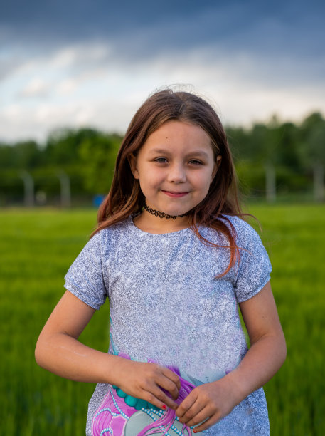 年轻女孩站在田野里的肖像图片下载