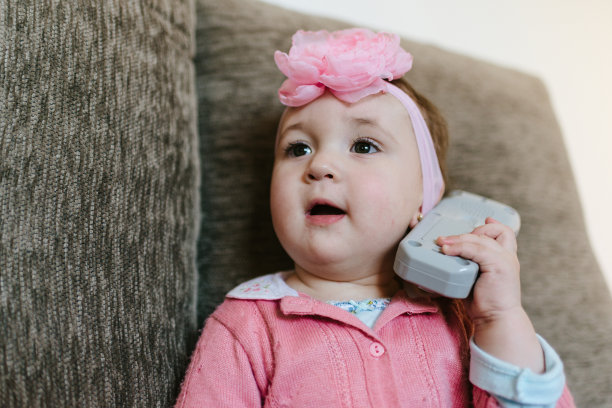 小女孩用玩具当电话图片下载