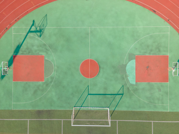 篮球场跑道和球场球门的无人机鸟瞰图图片下载