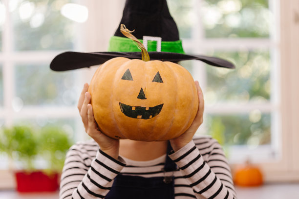 小女孩为万圣节做准备素材图片