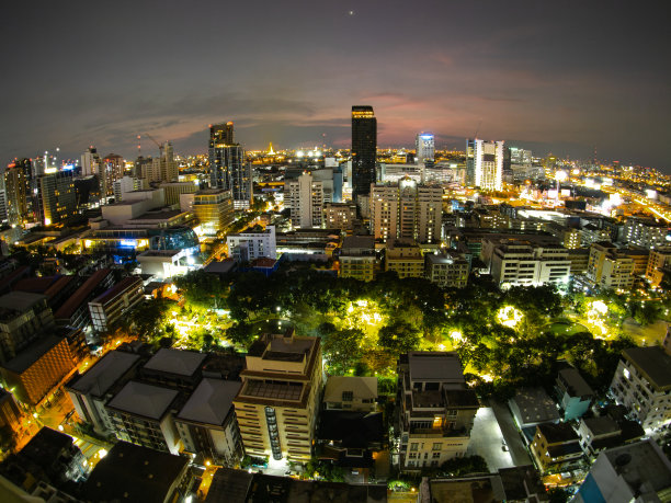 夜间曼谷胜利纪念碑周围的市景图片下载