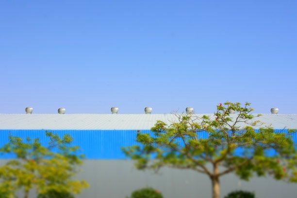 仓库屋顶上的风扇图片下载