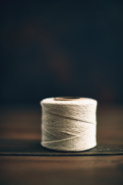 木桌上的一卷绳子图片下载