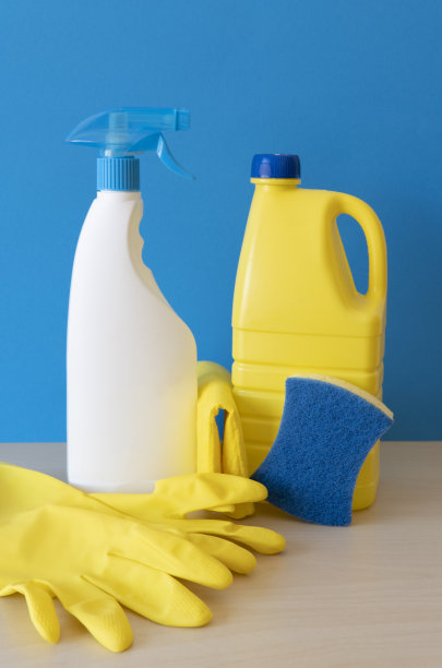 木制桌子和蓝色背景的清洁产品。图片下载