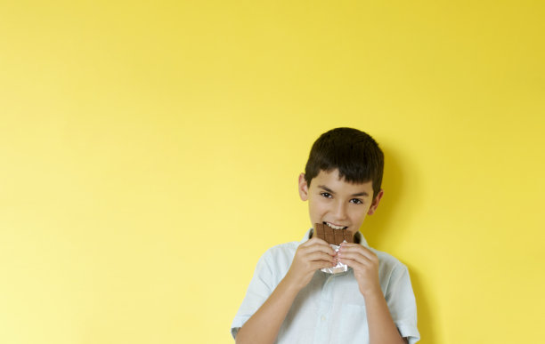 快乐的男孩和他的甜点图片下载