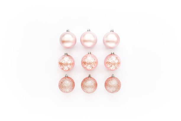 圣诞装饰:白色背景上的粉色玻璃圣诞球。平躺，俯视图图片下载