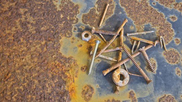 头顶上生锈的钉子、螺栓和螺钉图片下载