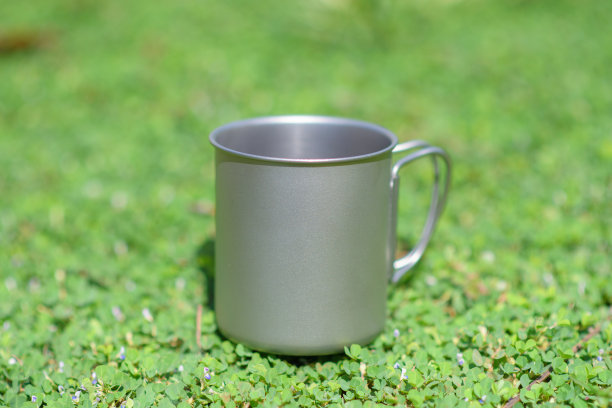 旅行钛杯上木材上森林背景图片下载