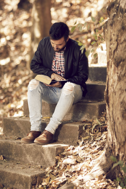 森林里抑郁的人图片下载