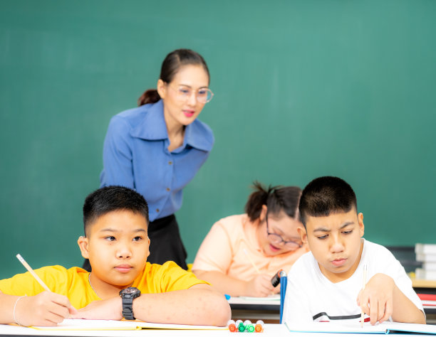 亚洲残疾儿童在特殊学校教室与自闭症儿童和有吸引力的老师图片下载