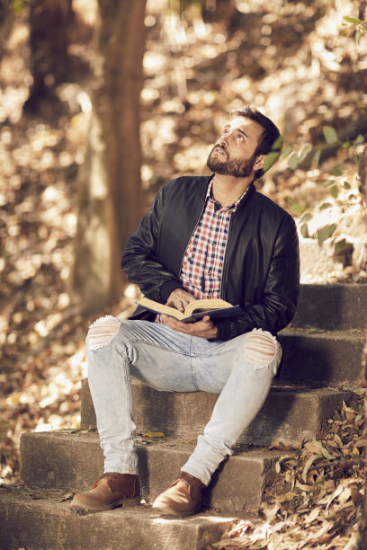 森林里抑郁的人图片下载