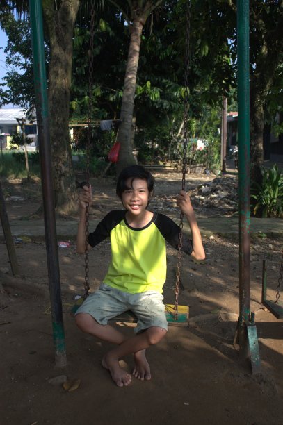 印度尼西亚男孩喜欢户外活动。图片下载