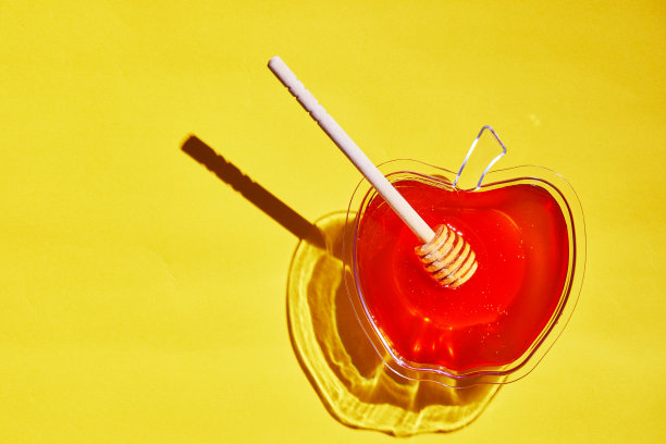 蜂蜜碗和木棍（黄色背景，硬阴影）图片下载