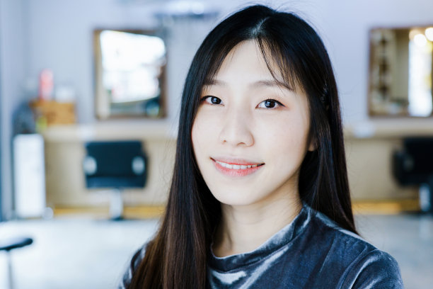 亚洲女人与黑色长发站在快乐的微笑。面对真实的图片下载