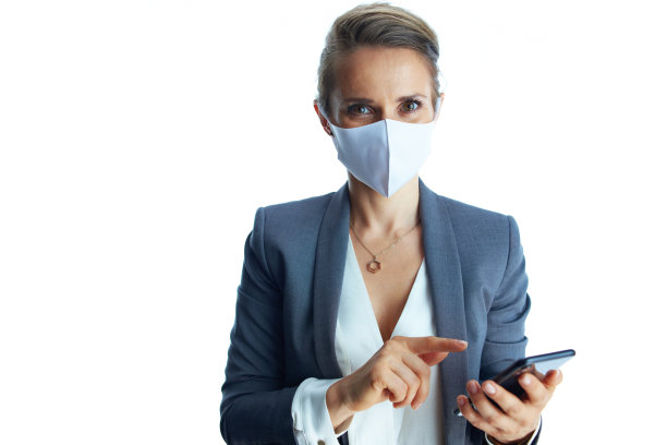 现代商业女性在白色上使用智能手机应用程序图片下载