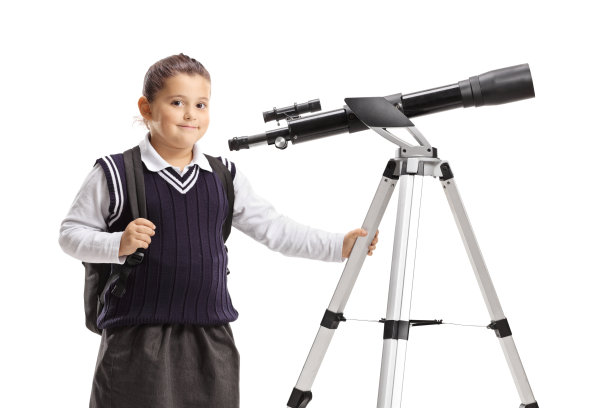 穿着校服拿着望远镜的女孩图片下载
