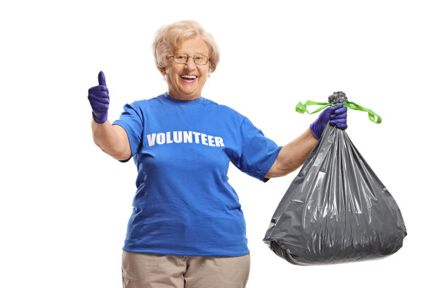 拿着垃圾袋的妇女志愿者竖起大拇指图片下载
