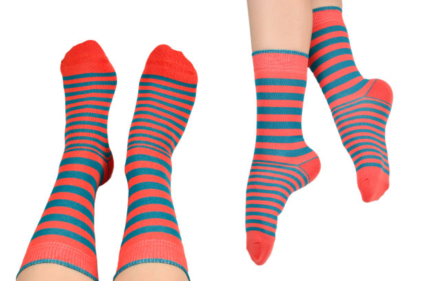 穿橙色袜子的女人被孤立在白色的背景上。图片下载