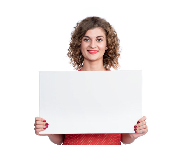 年轻漂亮的微笑女人的肖像拿着空白的广告牌，孤立在白色的背景图片下载