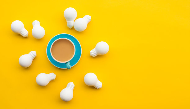 想法和创意概念与热咖啡杯和灯泡在黄色的背景图片下载