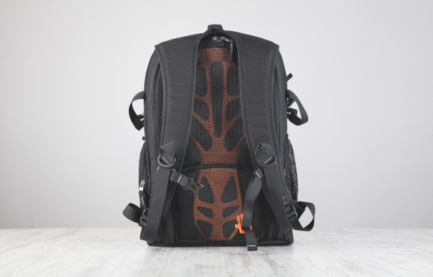 背包放在办公桌上。旅行图片下载