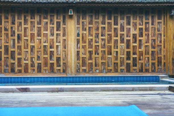 带有瑜伽垫的开放式露台。锻炼空间图片下载