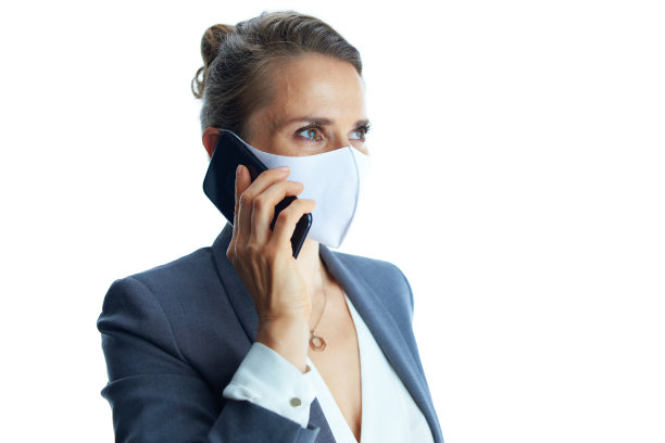 穿着灰色西装的年轻女性在白色手机上聊天图片下载