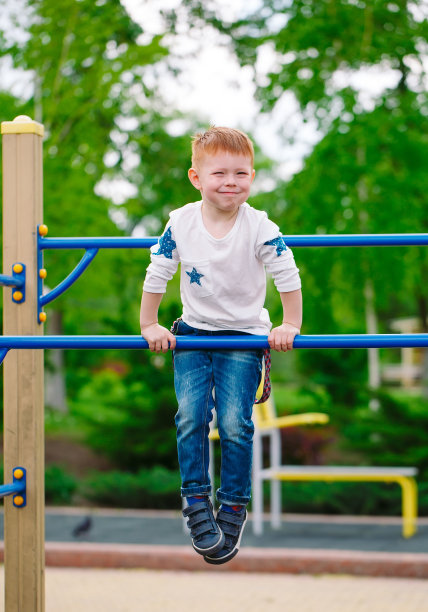 夏天的时候，小男孩在操场上玩耍图片下载