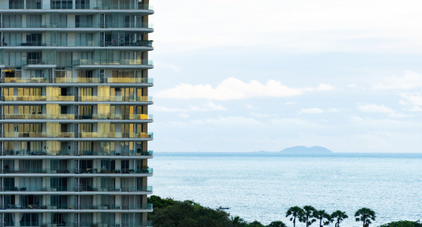 高层酒店阳台。图片下载