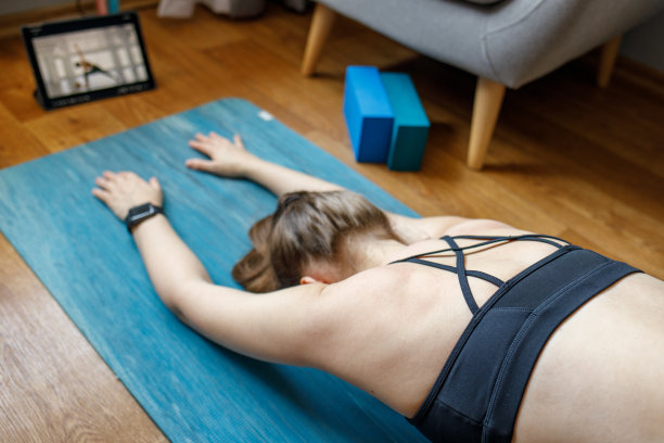 在家上在线瑜伽课的女人图片下载