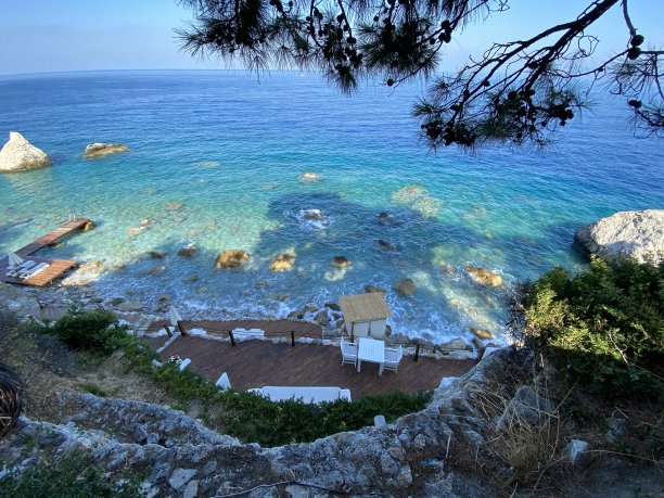 独特浪漫的用餐体验，在木制露台上可以看到宽阔的海景。图片下载