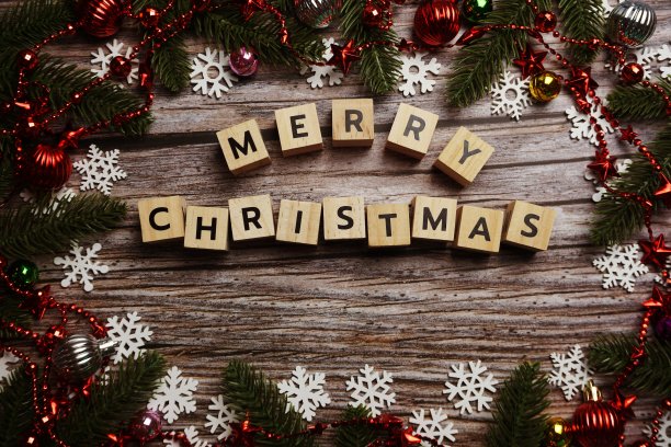 圣诞快乐字母在木制立方体装饰圣诞背景图片下载