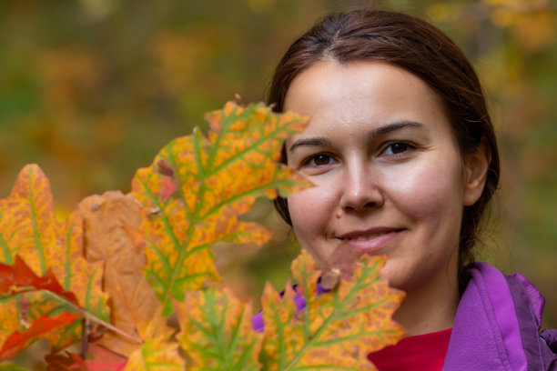 森林里的女人图片下载