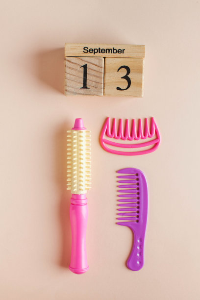 一个9月13日的木制日历和一套给理发师的玩具。理发师的日子。图片下载
