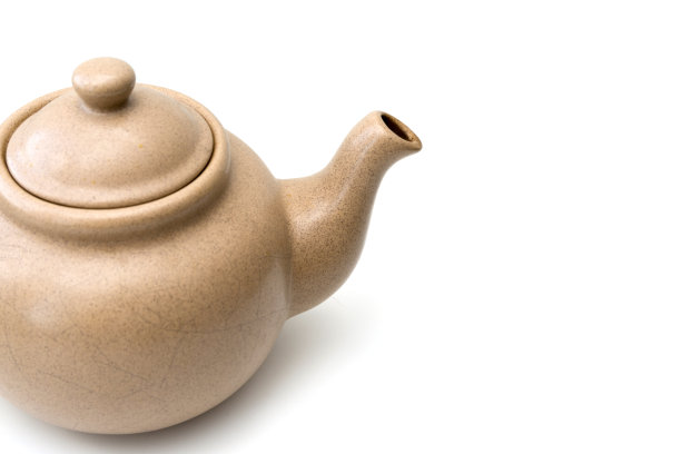 白色背景上有裂缝和划痕的浅棕色旧陶壶。图片下载