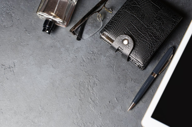 黑色混凝土背景上的男士配饰和平板电脑。现代成功人士形象的概念。本空间图片下载