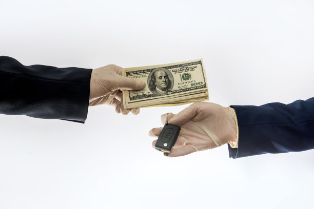 隔离条件下的汽车销售冠状病毒手拿车钥匙和美元隔离图片下载