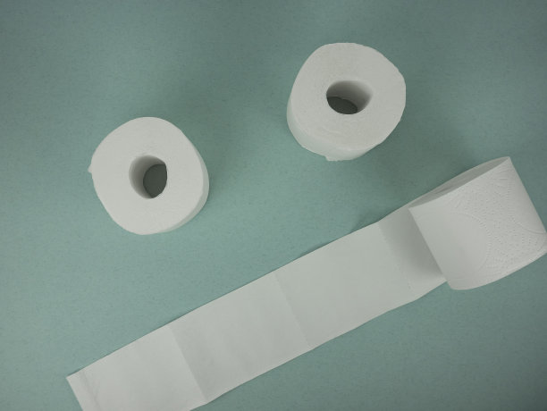 桌子上有一卷奇怪的厕纸。图片下载