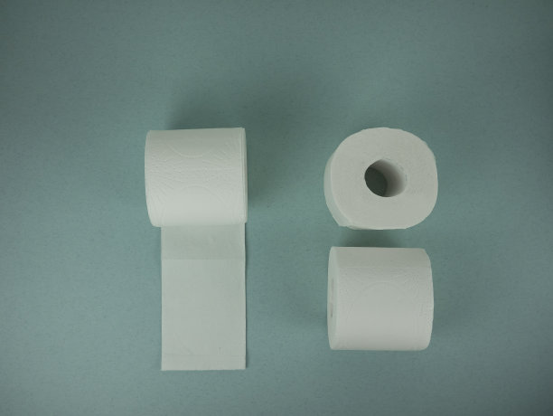 桌上有几卷厕纸。图片下载