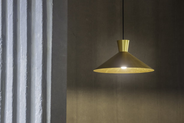 经典的传统房间吊灯图片下载