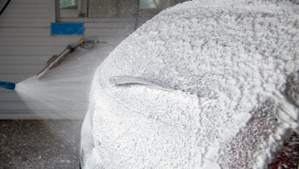 肥皂sud在室内洗车站的应用过程-选择性聚焦特写。图片下载