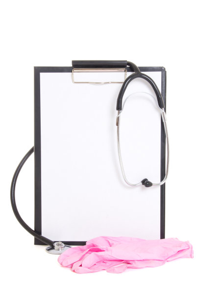 带空白纸的塑料剪贴板，听诊器和粉色橡胶手套隔离在白色上图片下载