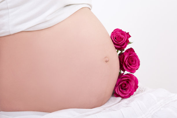 孕妇的肚子上有红花盖白花图片下载