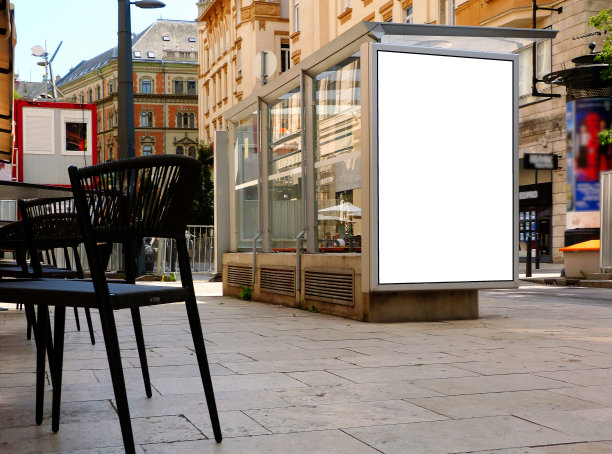 市中心街道上的公交候车亭。白色海报及广告展示及灯箱图片下载