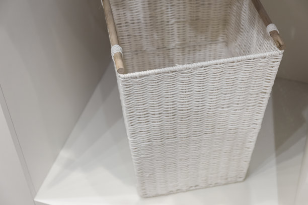 新的空洗衣篮。图片下载