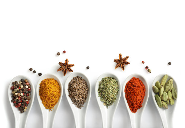 俯视图的各种香料勺孤立的白色背景。图片下载