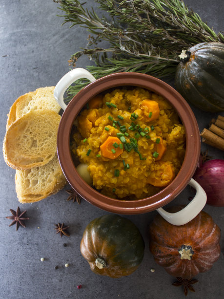 锅里的金块南瓜炖菜，健康纯素晚餐特写照片图片下载