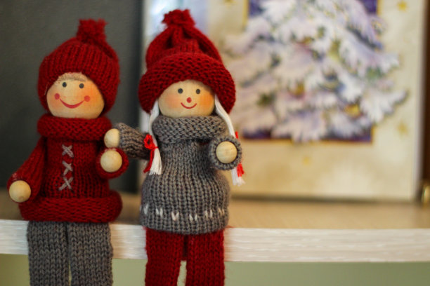 圣诞节的时间。两个圣诞装饰一个男孩和一个女孩的形式。图片下载