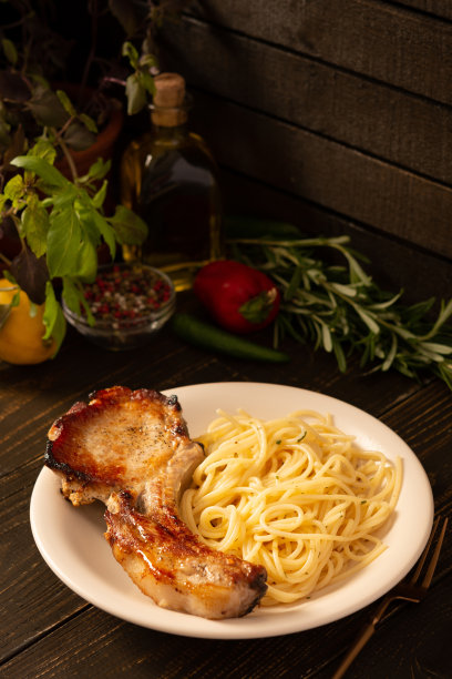 炒肠猪肉和意大利面图片下载