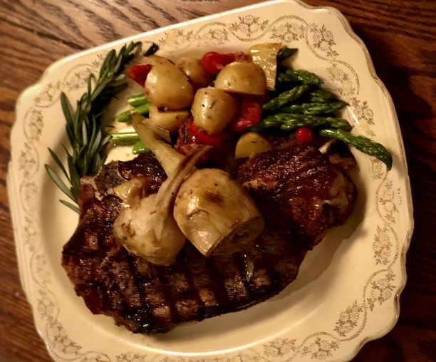 烤t骨牛排配烤芦笋，烤新土豆和罗马洋蓟心图片下载